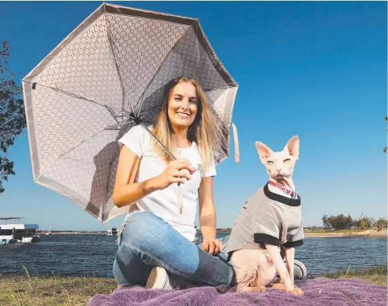  ?? Picture: GLENN HAMPSON ?? Clare Spencer and her hairless sphynx cat Austin, who is susceptibl­e to sunburn and wears a light T-shirt to protect him from the sun.