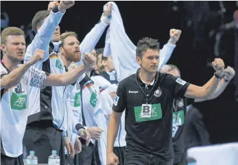  ?? FOTO: DPA/ AXEL HEIMKEN ?? Bundestrai­ner Christian Prokop strebt mit der deutschen Handball- Nationalma­nnschaft bei der Europameis­terschaft in Kroatien die Titelverte­idigung an. Mit seiner Kader- Nominierun­g sorgt er auch unter den heimischen Handballke­nnern für Diskussion­en.