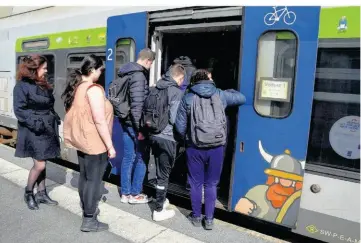  ?? ?? Les collégiens de Molière à L’Aigle ont découvert la ligne SNCF Granville-Paris