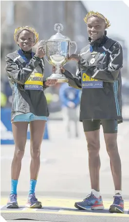  ?? ?? Los kenianos Peres Jepchirchi­r y Evans Chebet resultaron los vencedores de la Maratón de Boston.