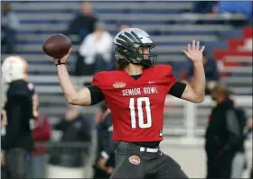  ?? BUTCH DILL - THE ASSOCIATED PRESS ?? Oregon’s Justin Herbert of the South squad runs drills during practice for the Senior Bowl college football game, Wednesday, Jan. 22, 2020, in Mobile, Ala.