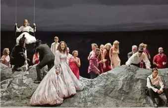  ?? APA/PRAMMER ?? Handzahm inszeniert: Szene aus der „Alcina“Premiere in Wien mit Marlis Petersen in der Titelparti­e