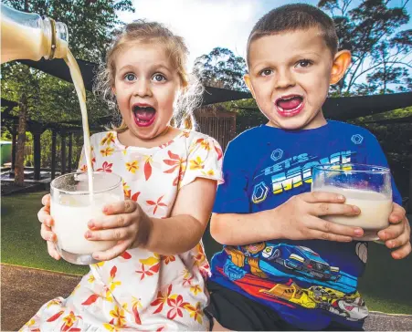  ?? Picture: Nigel Hallett ?? Four-year-olds Kensie Havebond and Jai Mestrinaro love full fat milk.