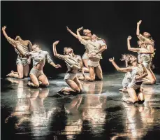  ?? FOTO: EYAL HIRSCH GOLDEYE ?? Die Kibbutz Contempora­ry Dance Company verbindet in „Horses in The Sky“Gewalt mit der Sehnsucht nach Frieden.