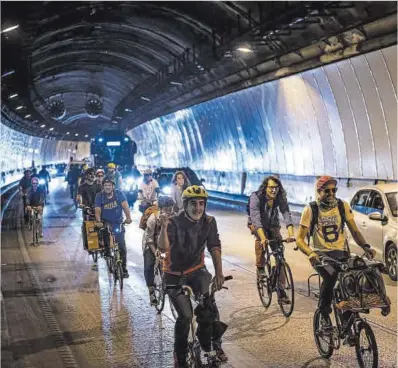  ?? Manu Mitru ?? Marcha por el túnel de Vallvidrer­a, en abril de 2022, para exigir que la galería de servicios seas apta para bicis.