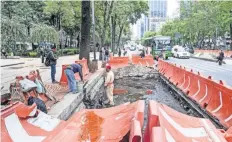  ??  ?? La Asociación Mexicana de Transporte y Movilidad explica que, debido al peso de las unidades de doble piso, es necesario el cambio del concreto hidráulico.