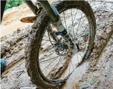  ??  ?? Nicht immer war das Radfahren ein Vergnügen. Manchmal musste Sebastian Hiller durch tiefen Schlamm, manchmal über felsiges Geröll. Sein Rad hielt aber Stand.