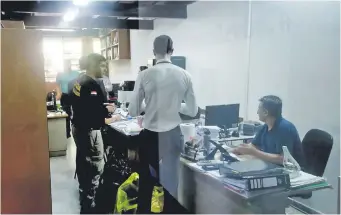  ?? ?? Agentes de la Policía y la Fiscalía allanaron ayer las oficinas administra­tivas de la FADA - UNA.