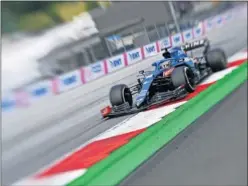  ??  ?? Alonso pilota el Alpine durante el pasado GP de Austria.