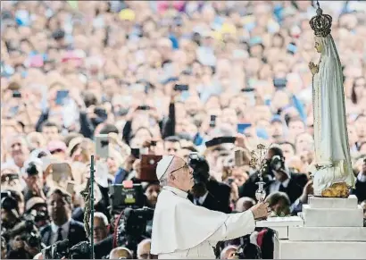  ?? POOL / REUTERS ?? El papa Francisco, ofreciendo ayer a la Virgen de Fátima una rosa dorada