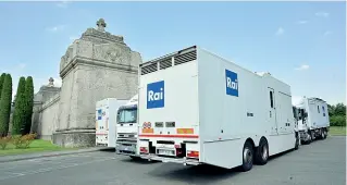  ??  ?? La Rai
I mezzi della tv di Stato sono arrivati ieri davanti al cimitero per preparare la diretta di domenica