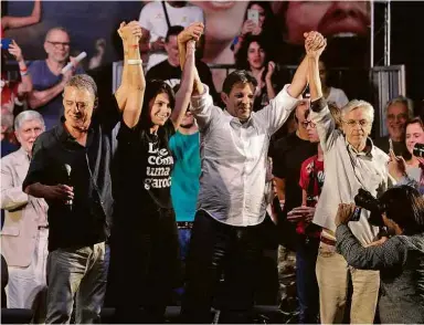  ??  ?? Haddad durante ato no Rio, com a presença de Chico Buarque e Caetano Veloso