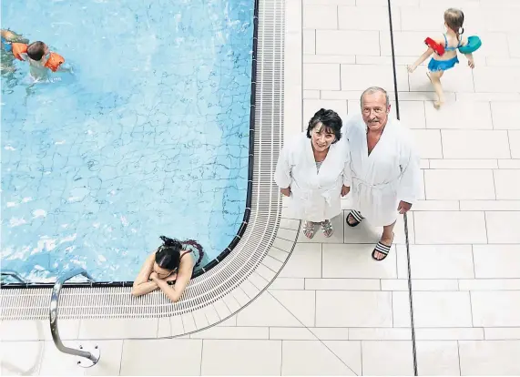  ??  ?? Waltraud und Engelbert Eigl sind so gut wie jede Woche in der Therme Wien. „Für uns ist das ein Kurzurlaub“, sagen die beiden.