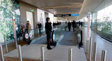  ?? (Errebi) ?? Walkway Il sistema di tapis roulant che collega la darsena dell’aeroporto al terminal passeggeri