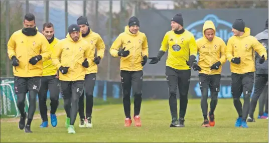  ??  ?? DESCANSO. Los titulares en Copa tuvieron ayer una suave sesión de entrenamie­nto y mañana no jugarán contra el Real Madrid en Balaídos.