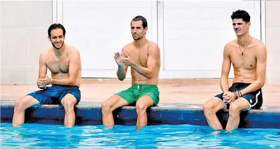  ??  ?? Los tenistas Manuel Sánchez (i), Santiago Giraldo y Danilo Petrovic, en la alberca