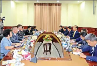  ??  ?? A US-Asean Business Council delegation meets with Minister of Posts and Telecommun­ications Tram Iv Tek (right, centre) on Monday.