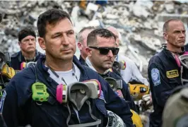  ?? JOSE A. IGLESIAS jiglesias@elnuevoher­ald.com ?? Rescuers gather for a moment of prayer and silence on July 7 at the Champlain Towers South site in Surfside.