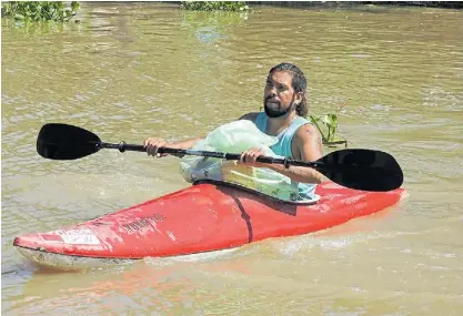  ??  ?? Versova. Son de San Isidro y van los sábados con bolsones que después llevan a reciclar al Municipio.