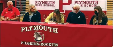  ?? PHOTO PROVIDED ?? Clare Sheedy signs on the dotted line to attend Wingate University in the fall.