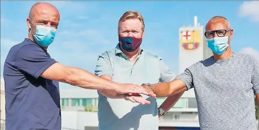  ??  ?? Alfred Schreuder, segundo entrenador, y Henrik Larsson, entrenador de delanteros, posan junto a Koeman en la Ciutat Esportiva.
