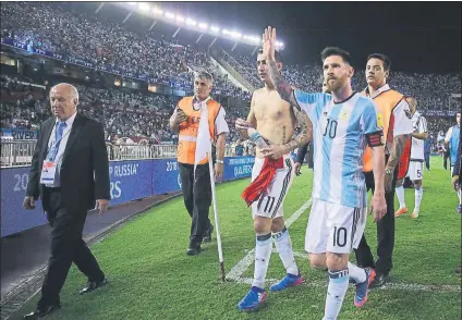  ?? FOTO: EFE ?? A sus pies El Monumental quedó rendido a Messi después de que su gol de penalti les diera los tres puntos ante Chile