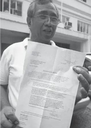  ?? JOY TORREJOS ?? Engineer Antonio Canoy shows his open letter to President Benigno Aquino asking the chief executive to act on a complaint against an MTCC judge.