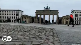  ??  ?? Площадь перед Бранденбур­гскими воротами в Берлине пустынна