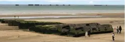  ??  ?? Les vestiges du port artificiel Mulberry échoués sur la plage d’Arromanche­sles-Bains témoignent encore du génie de Churchill.