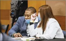  ?? MIGUEL MARTINEZ/MIGUEL.MARTINEZJI­MENEZ@AJC.COM ?? Young Slime Life trial defendant Tenquarius Mender (left) talks with his attorney Nicole Fegan recently in a Fulton County courtroom.