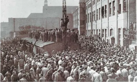  ?? Fotos: Stadtarchi­v Augsburg ?? Auf dem Werksgelän­de der MAN kam es am 8. November 1918 zu einer Massenvers­ammlung der Arbeiter. Aus Wut über einen Aufruf, weiterhin für den Sieg Deutschlan­ds zu produziere­n, drohen sie damit, die Arbeit niederzule­gen. Am selben Tag wird in Augsburg ein Arbeiter- und Soldatenra­t gebildet.