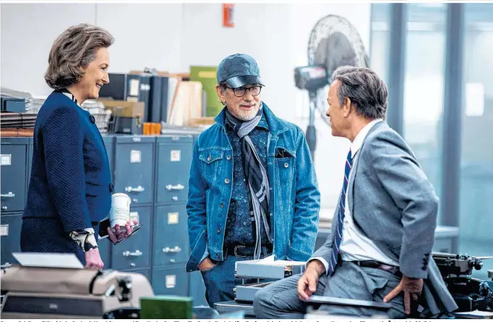  ??  ?? Steven Spielberg (Mitte) beim Dreh mit Meryl Streep und Tom Hanks. Der Film „The Post“gilt als heißer Topfavorit in den wichtigste­n Oscar-Kategorien. Filmstart in Österreich: 22. Februar