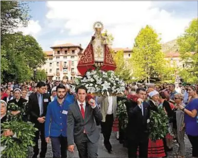  ?? La Santina ?? Procesión de durante su novena en septiembre de 2017