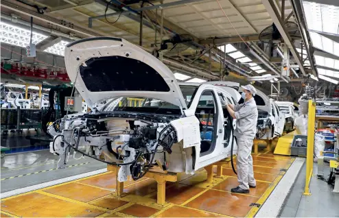  ??  ?? 23 de marzo de 2020. Un trabajador de DFPV (Dongfeng Motor Corporatio­n Passenger Vehicle Company) retoma sus labores en Wuhan.