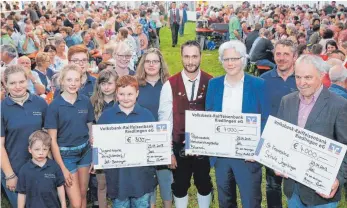  ?? FOTO: THOMAS WARNACK ?? Beim „Dankschöna­bend“in Zell konnte die Musikkapel­le ihrerseits wieder Spenden weitergebe­n. Unser Bild zeigt (von rechts): Bernhard Buck, Rektor der St. Franziskus­schule Ingerkinge­n, Ludwig Schwendele, Vorstand der Musikkapel­le Zwiefalten­dorf, Dr....