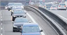  ?? FOTO: SEBASTIAN GOLLNOW/DPA ?? Auf der viel befahrenen A 8 gibt es nur noch auf dem neu ausgebaute­n Teilstück München-Ulm freie Fahrt für alle.