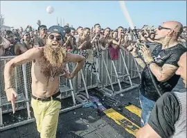  ?? MANÉ ESPINOSA ?? Espectácul­o total. El escenario, el recinto, el calor, la música, los dj, todo contribuyó a un clímax que fue in crescendo. Arriba, Tommy Franklin, con barba, anima la música pinchada por los DJ JP Candela y Brian Cross