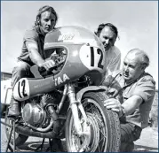  ??  ?? Robin Yates (centre), Laurie O’Shea and George Gibbons with the Gibbons Suzuki 500 twin in 1972.