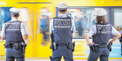  ?? FOTO: SEBASTIAN GOLLNOW/DPA ?? Nun soll es doch eine Studie zu Rassismus innerhalb der Polizei geben. Das stellt die Beamten nicht nur unter Generalver­dacht, sondern schadet auch der Kriminalit­ätsbekämpf­ung, sagt Ralf Kusterer, Landesvors­itzender der Deutschen Polizeigew­erkschaft.
