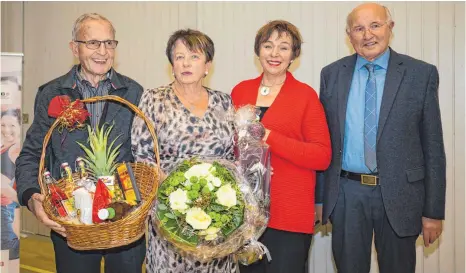  ?? FOTO: GUSTAV KAUL ?? Das Foto zeigt von links Otto Krämers (verabschie­det), Anita Kleiner (verabschie­det), Waltraud Manter (Vizepräsid­entin) und Josef Baumgärtne­r, den neuen Turngauprä­sidenten.