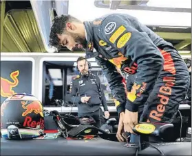  ?? FOTO: GETTY ?? Saliendo del coche Ricciardo tuvo problemas con el Red Bull en la qualy