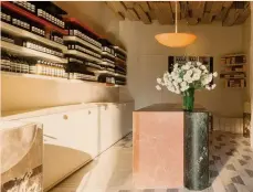  ??  ?? Aesop (Roma). Per il suo store in piazza San Lorenzo in Lucina, aperto a settembre, il marchio di cosmesi ha scelto un autore particolar­e, il regista premio Oscar Luca Guadagnino, che ha fondato uno studio di interior design. I colori e i marmi richiamano la vicina basilica del V secolo