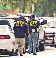  ?? AFP ?? Policías revisan los automóvile­s tras la matanza.