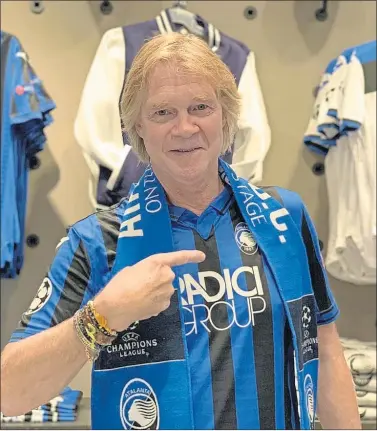  ??  ?? Glenn Strömberg posa en la tienda oficial del Atalanta con una camiseta y una bufanda de su equipo.