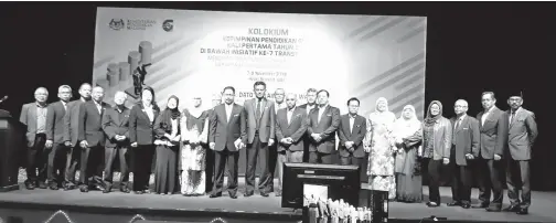  ??  ?? BARISAN Pengarah dari 27 Institut Pendidikan Guru Kampus merakamkan gambar kenangan bersama Dato’ Sulaiman Wak Timbalan Ketua Pengarah Pendidikan Malaysia dan Dr Rusmini Ku Ahmad, Rektor Institut Pendidikan Guru Malaysia.