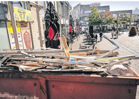  ?? RP-FOTOS: RALPH MATZERATH ?? Umbauarbei­ten und Schmutz sowie ein defekter Aufzug und die geschlosse­ne Behinderte­ntoilette verärgern Gäste und Pächter der Markthalle.