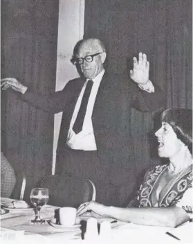  ?? Graham Jooste ?? RIGHT: Charles Fortune speaking at a cricket dinner. He had the idiosyncra­tic habit of wearing an incomplete­ly knotted tie. With him is Colleen Jooste.