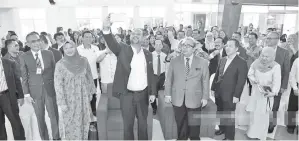  ??  ?? GOBIND (tengah) merakamkan gambar swafoto bersama warga KKMM Sabah.