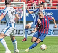  ??  ?? Fran Sol conduce el balón mientras Palencia le encima para robarlo.