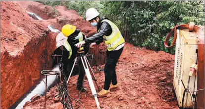  ?? PROVIDED TO CHINA DAILY ?? A Chinese engineer (right) with Beijing-based China Constructi­on Second Engineerin­g Bureau instructs a local employee at a bulk water supply pipeline constructi­on site in Nairobi, Kenya, in 2020.